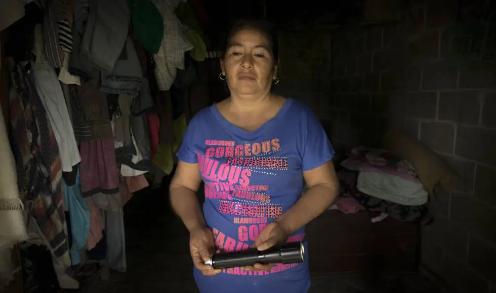 Clara Gregorio sujeta una lintera, en su casa en la comunidad de El Jobo.